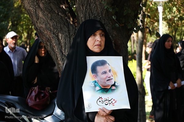 بدرقه پیکر شهید نیلفروشان به منزل‌گاه ابدی