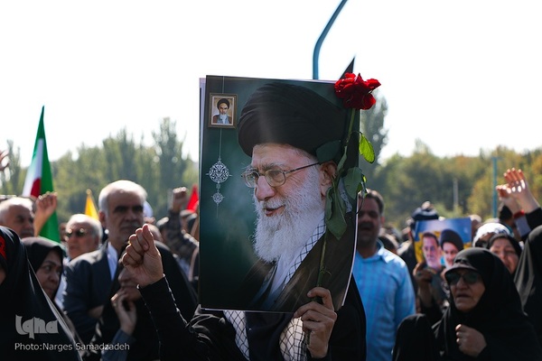 بدرقه پیکر شهید نیلفروشان به منزل‌گاه ابدی