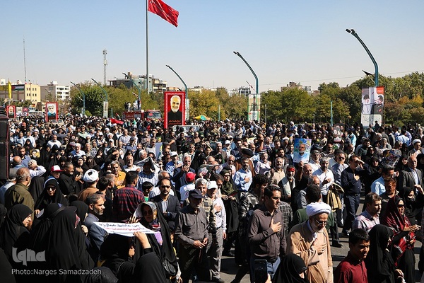 بدرقه پیکر شهید نیلفروشان به منزل‌گاه ابدی