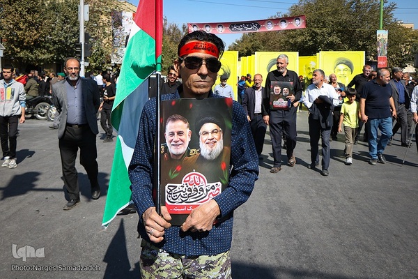 بدرقه پیکر شهید نیلفروشان به منزل‌گاه ابدی