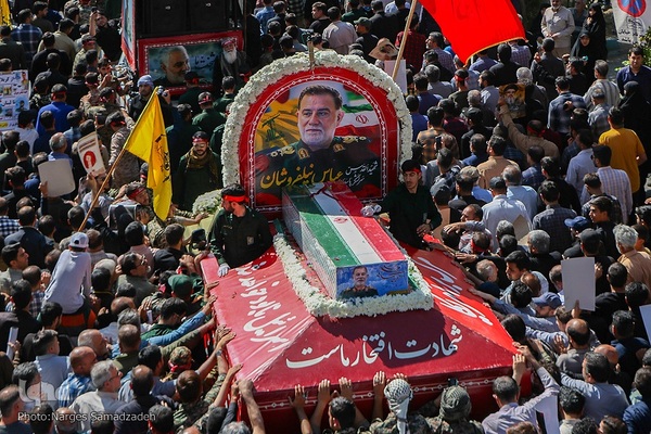 بدرقه پیکر شهید نیلفروشان به منزل‌گاه ابدی