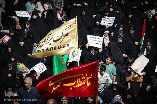 بدرقه پیکر شهید نیلفروشان به منزل‌گاه ابدی