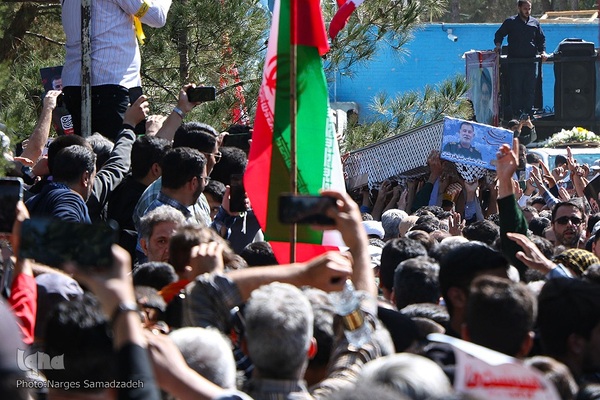 بدرقه پیکر شهید نیلفروشان به منزل‌گاه ابدی