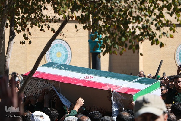 بدرقه پیکر شهید نیلفروشان به منزل‌گاه ابدی