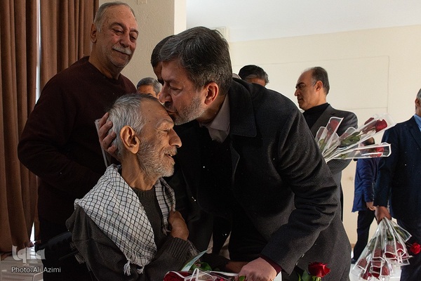 افتتاحیه معنوی پانزدهمین جشنواره فیلم فجر در اصفهان