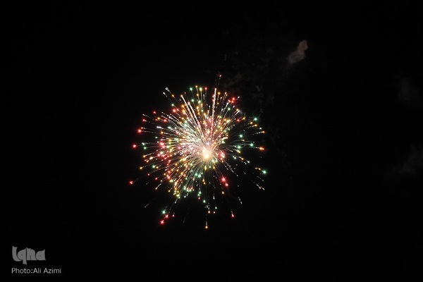 نورافشانی آسمان اصفهان در شب ۲۲ بهمن