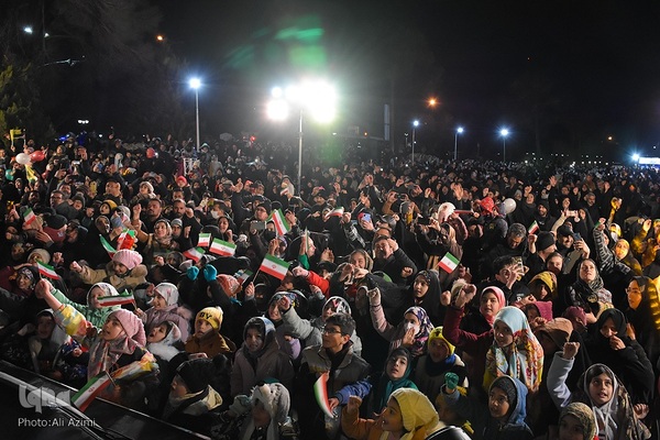 نورافشانی آسمان اصفهان در شب ۲۲ بهمن