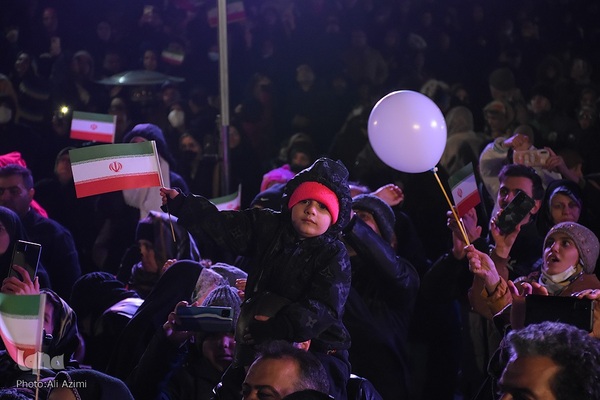 نورافشانی آسمان اصفهان در شب ۲۲ بهمن