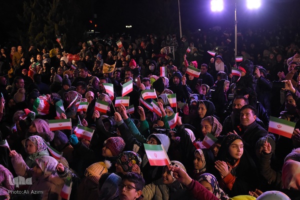 نورافشانی آسمان اصفهان در شب ۲۲ بهمن