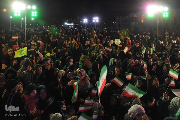 نورافشانی آسمان اصفهان در شب ۲۲ بهمن