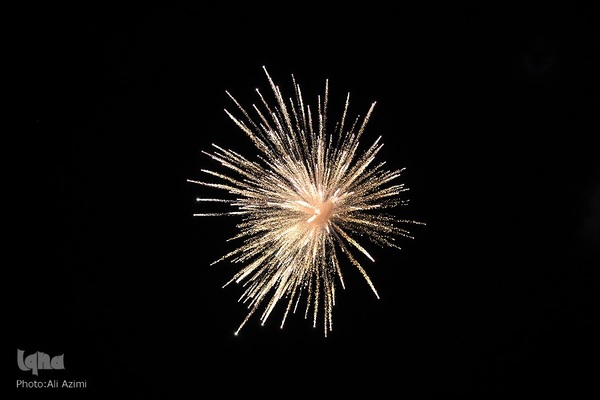 نورافشانی آسمان اصفهان در شب ۲۲ بهمن