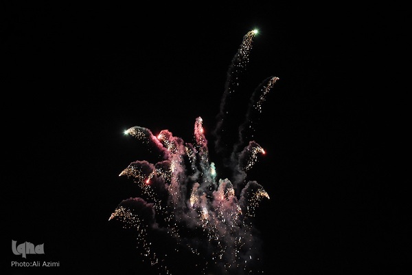 نورافشانی آسمان اصفهان در شب ۲۲ بهمن