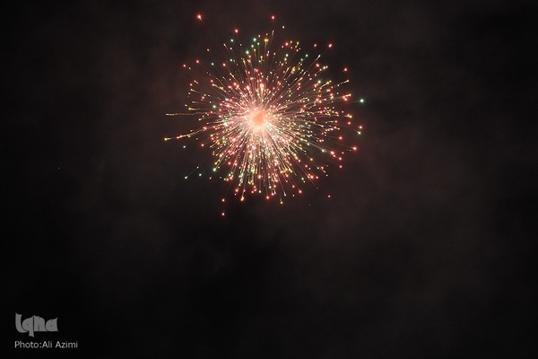 نورافشانی آسمان اصفهان در شب ۲۲ بهمن