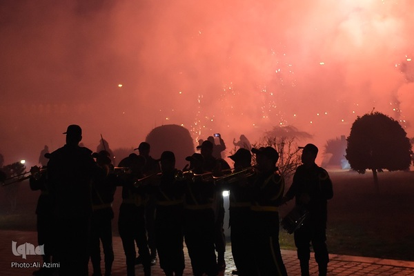نورافشانی آسمان اصفهان در شب ۲۲ بهمن