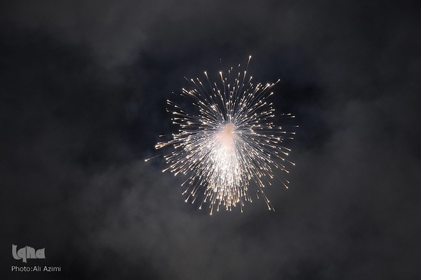 نورافشانی آسمان اصفهان در شب ۲۲ بهمن