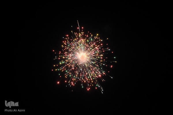 نورافشانی آسمان اصفهان در شب ۲۲ بهمن