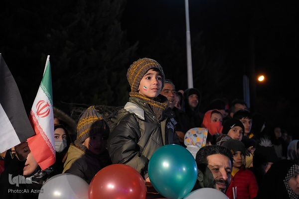 نورافشانی آسمان اصفهان در شب ۲۲ بهمن