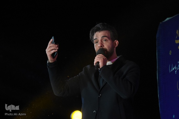 نورافشانی آسمان اصفهان در شب ۲۲ بهمن