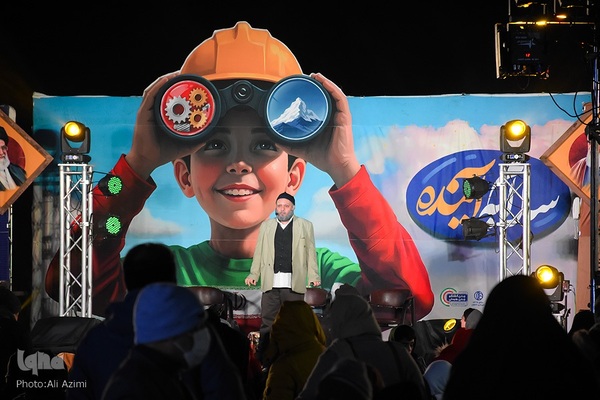 نورافشانی آسمان اصفهان در شب ۲۲ بهمن