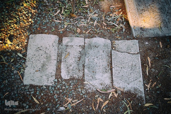 گرد فراموشی بر سنگ مزار‌های تخت فولاد