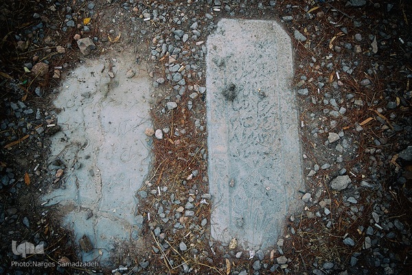 گرد فراموشی بر سنگ مزار‌های تخت فولاد