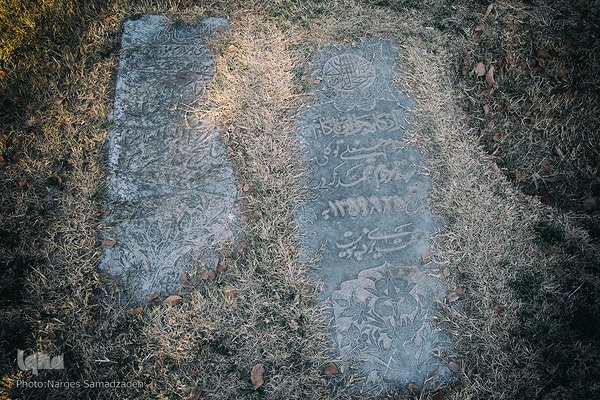 گرد فراموشی بر سنگ مزار‌های تخت فولاد