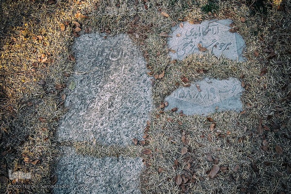 گرد فراموشی بر سنگ مزار‌های تخت فولاد