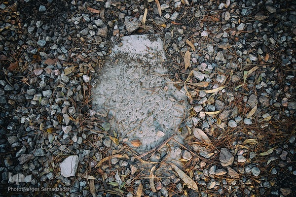 گرد فراموشی بر سنگ مزار‌های تخت فولاد