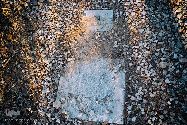 گرد فراموشی بر سنگ مزار‌های تخت فولاد