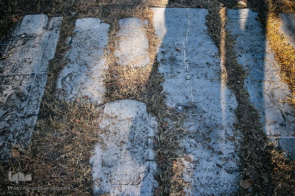 گرد فراموشی بر سنگ مزار‌های تخت فولاد