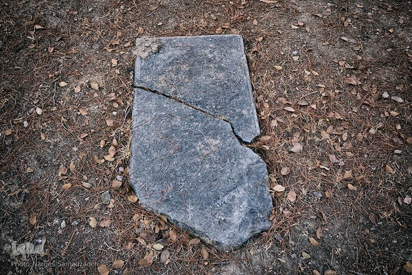 گرد فراموشی بر سنگ مزار‌های تخت فولاد