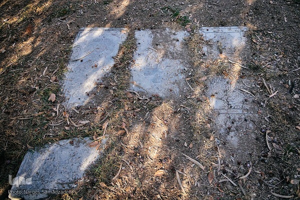 گرد فراموشی بر سنگ مزار‌های تخت فولاد