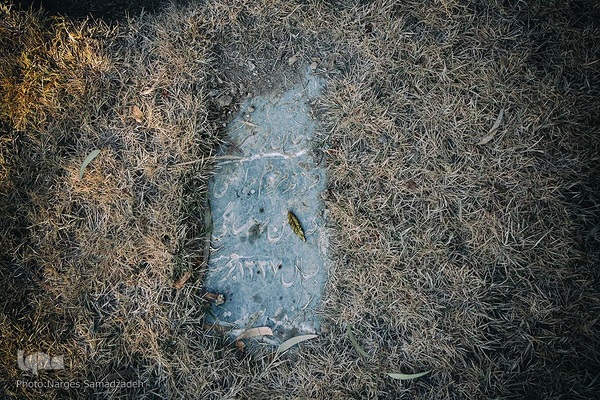 گرد فراموشی بر سنگ مزار‌های تخت فولاد