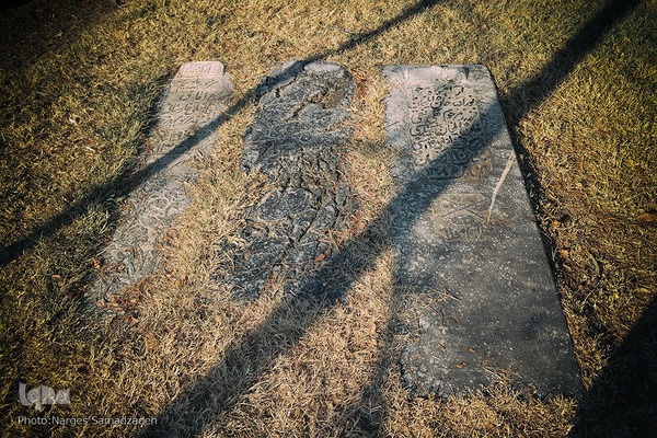 گرد فراموشی بر سنگ مزار‌های تخت فولاد