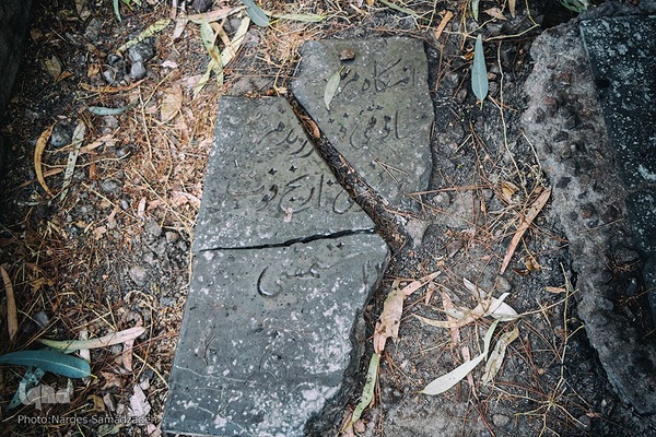 گرد فراموشی بر سنگ مزار‌های تخت فولاد
