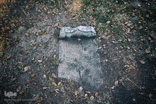 گرد فراموشی بر سنگ مزار‌های تخت فولاد