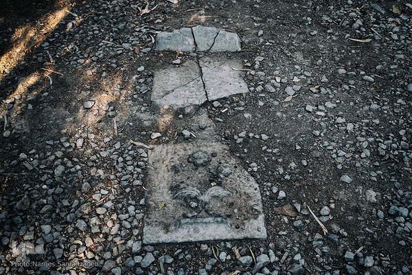 گرد فراموشی بر سنگ مزار‌های تخت فولاد