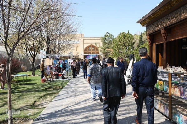 بازدید مسافران نوروزی از کاخ چهلستون اصفهان