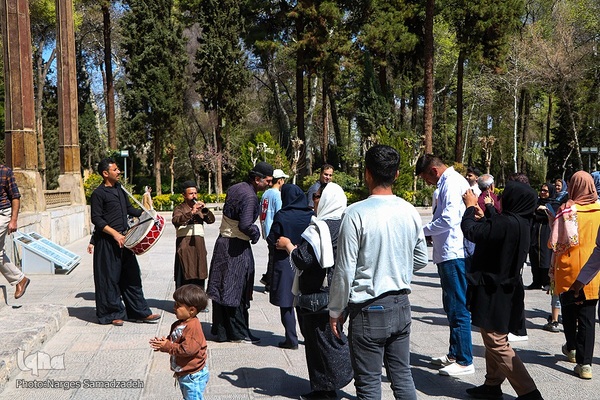 بازدید مسافران نوروزی از کاخ چهلستون اصفهان