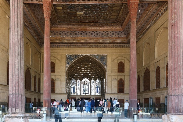 بازدید مسافران نوروزی از کاخ چهلستون اصفهان