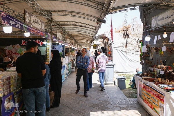 بازدید مسافران نوروزی از کاخ چهلستون اصفهان