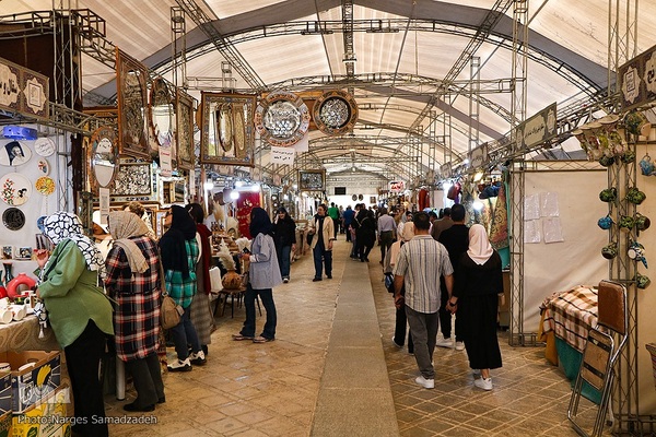بازدید مسافران نوروزی از کاخ چهلستون اصفهان