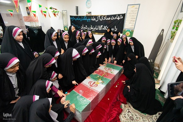 آیین استقبال از پیکر شهید گمنام در دبستان کمائی اصفهان