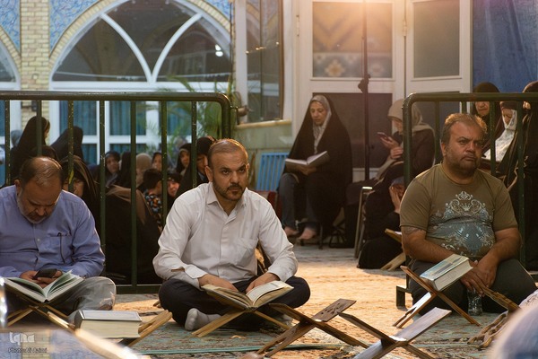 محفل انس با قرآن به یاد شهدای خدمت در اصفهان