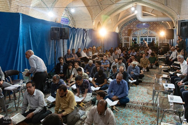 محفل انس با قرآن به یاد شهدای خدمت در اصفهان