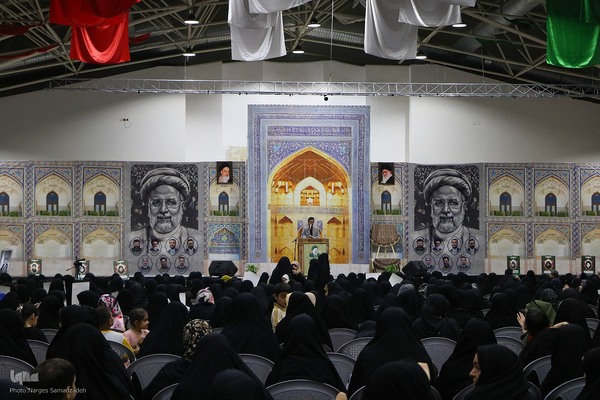 اجتماع بانوان اصفهانی به یاد شهدای خدمت