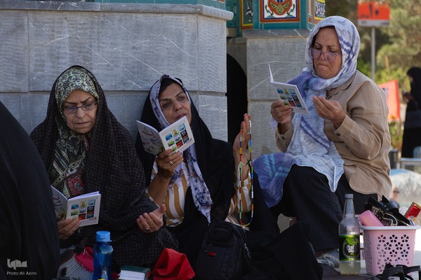 قرائت دعای عرفه در باغ رضوان اصفهان