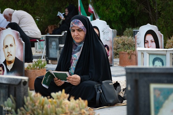 قرائت دعای عرفه در باغ رضوان اصفهان