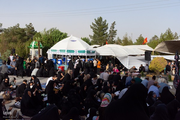 قرائت دعای عرفه در باغ رضوان اصفهان