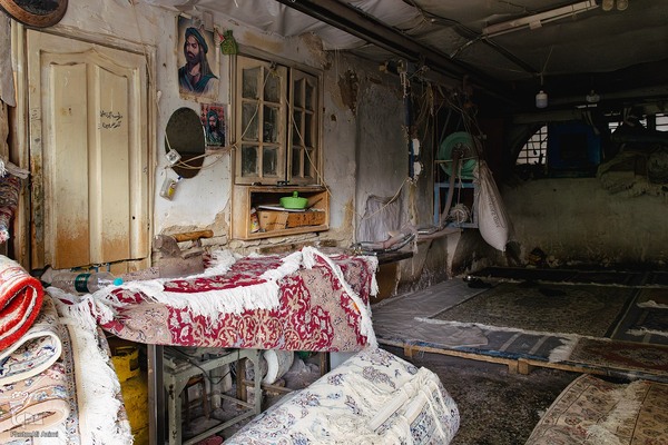 هنر مرمت فرش در قلب بازار اصفهان